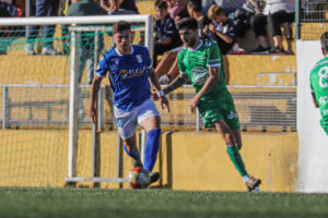 Jugadores de la U.D. Melilla B y F.C. Marbellí en un partido de fútbol