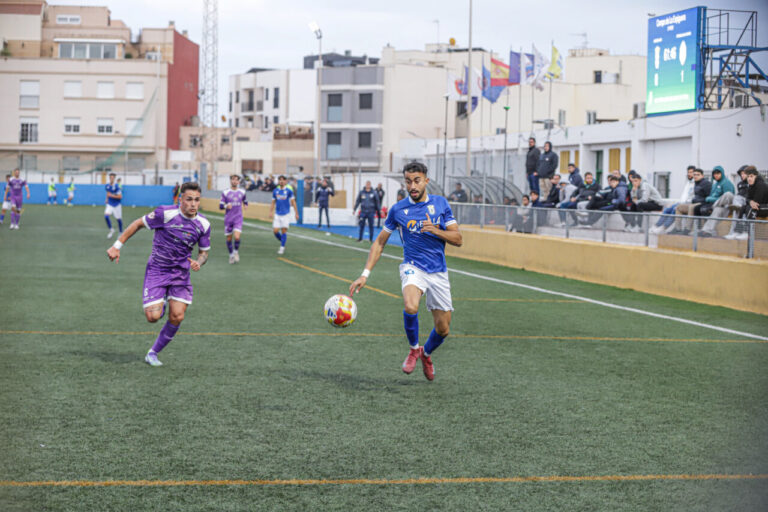 Jugadores de la U.D. Melilla B en un partido de fútbol contra el Martos C.D.