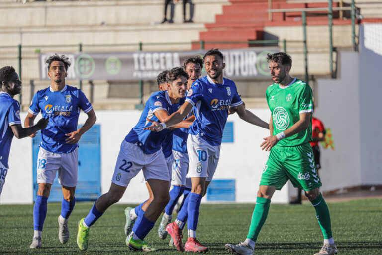 Jugadores de la U.D. Melilla B celebrando un gol en el campo