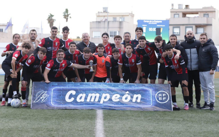 Jugadores de la U.D. Melilla C celebrando su victoria en la Copa Federación