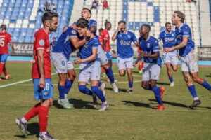 Jugadores de la U.D. Melilla celebrando un gol en el campo