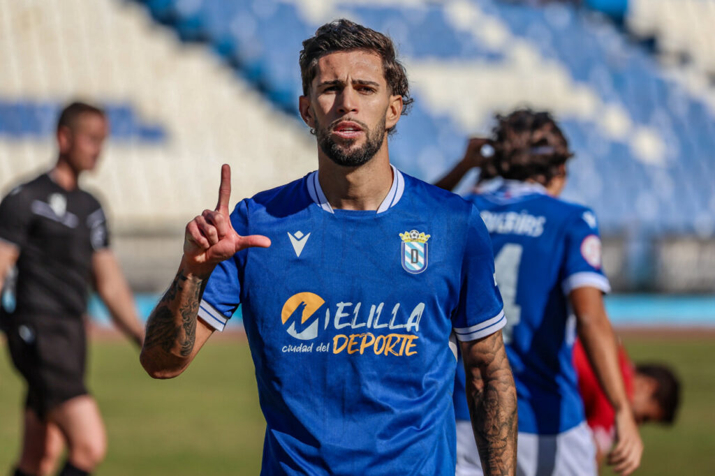 Jugador de la U.D. Melilla celebrando un gol en el partido contra el C.D. Estepona.