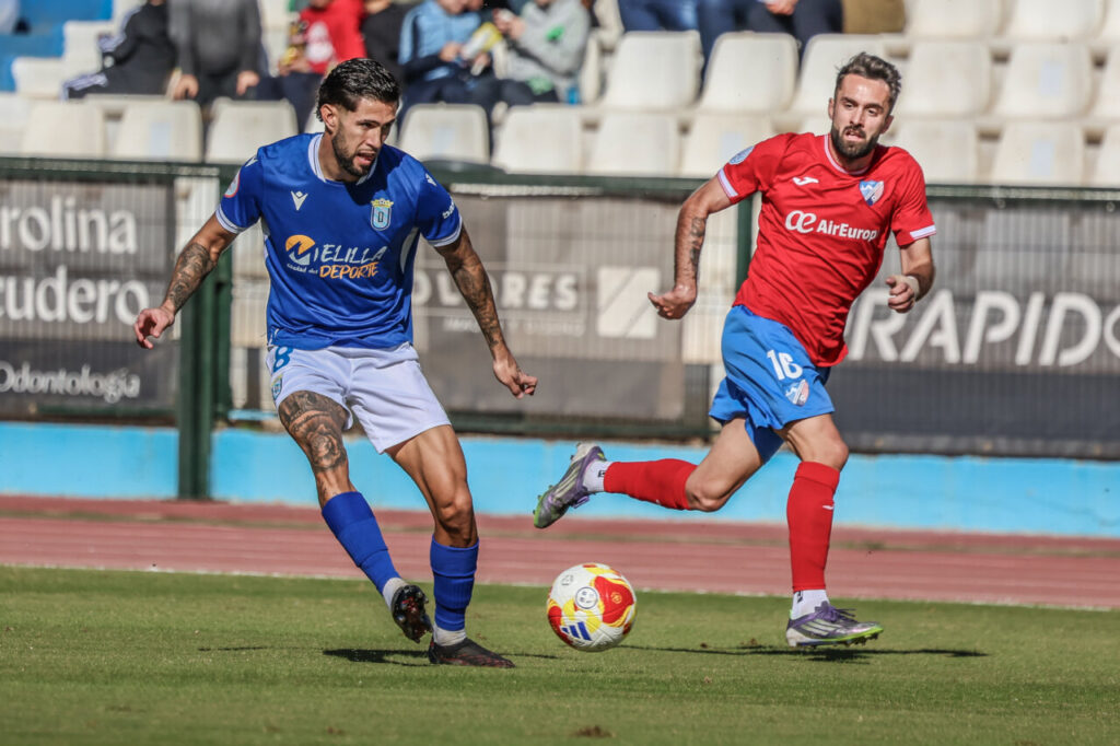 Jugadores de la U.D. Melilla y C.D. Estepona en un partido de fútbol