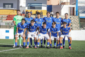 Equipo juvenil de la U.D. Melilla posando en el campo de fútbol