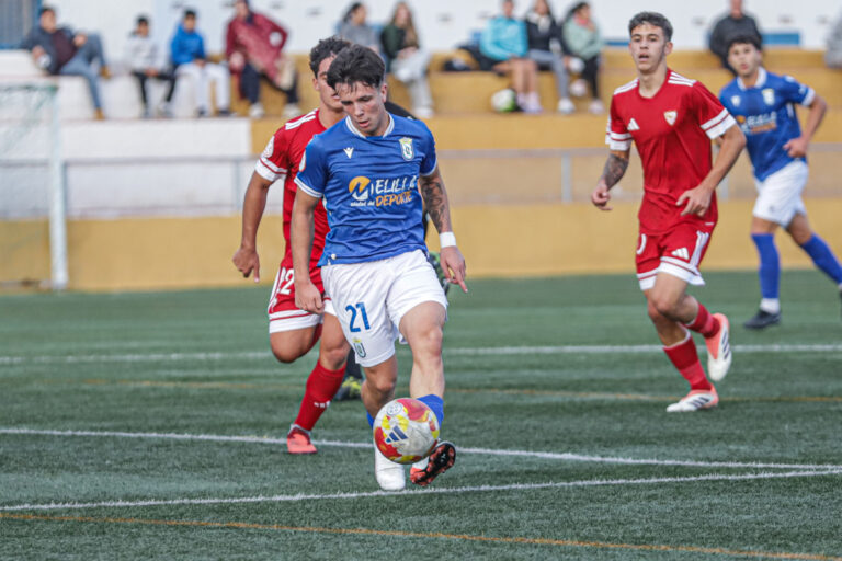 Jugadores de la U.D. Melilla y Sevilla F.C. en un partido de fútbol