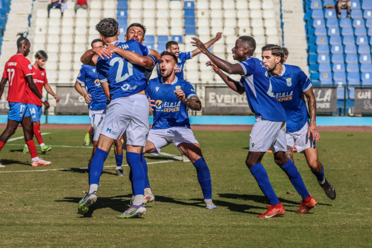 Jugadores de la U.D. Melilla celebrando un gol en el partido contra el C.D. Estepona