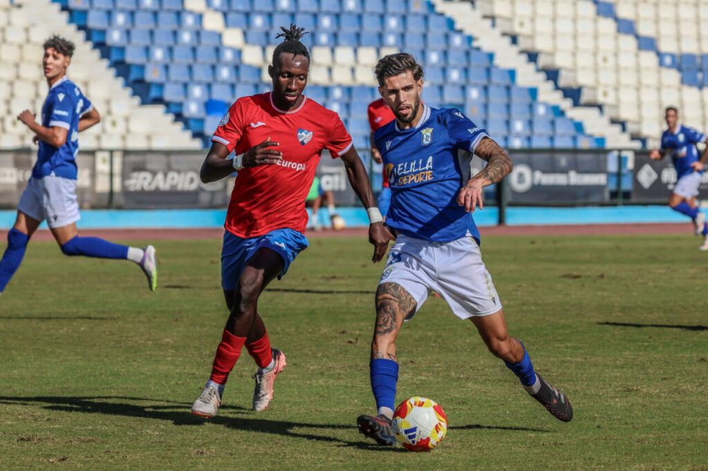 Jugadores de la U.D. Melilla y C.D. Estepona en un partido de fútbol