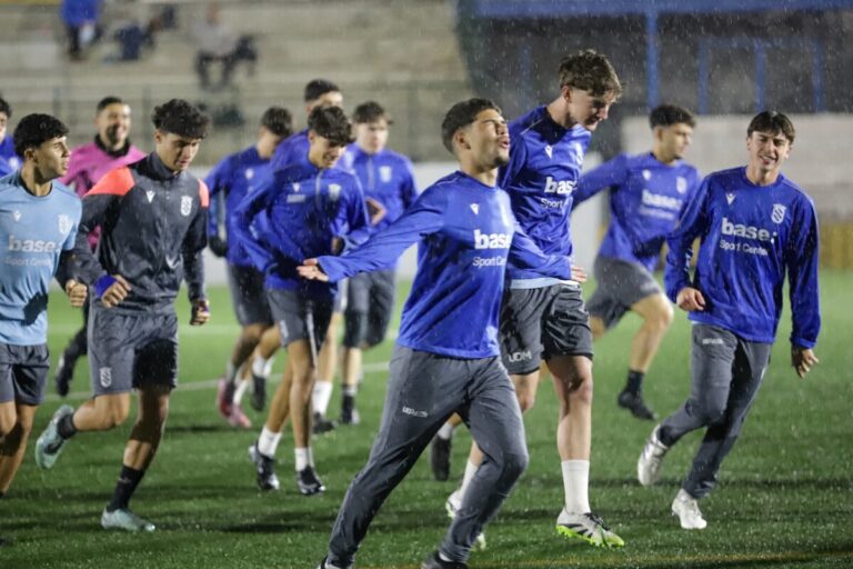 Jugadores juveniles de la U.D. Melilla entrenando bajo la lluvia en el campo