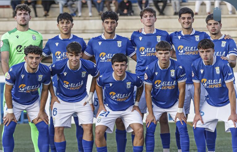 Equipo juvenil de la U.D. Melilla posando en el campo de fútbol