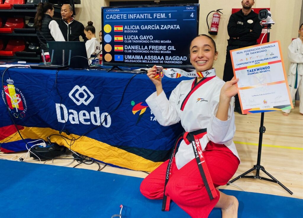 Umaima Assbaa Bagdad mostrando su medalla de bronce en taekwondo