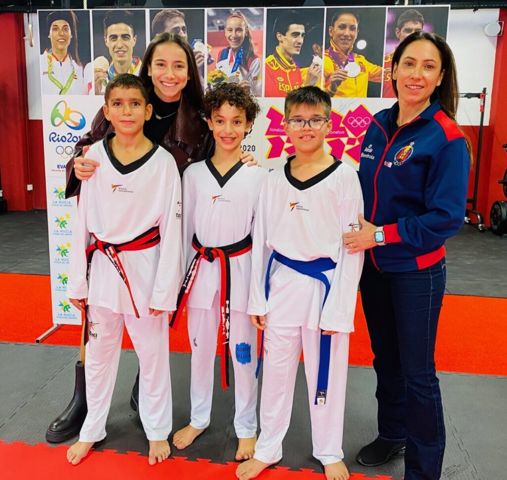 Umaima Assbaa con jóvenes taekwondistas en el Campeonato de España