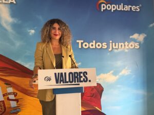 Mujer con cabello rizado en un evento del partido Popular en Melilla