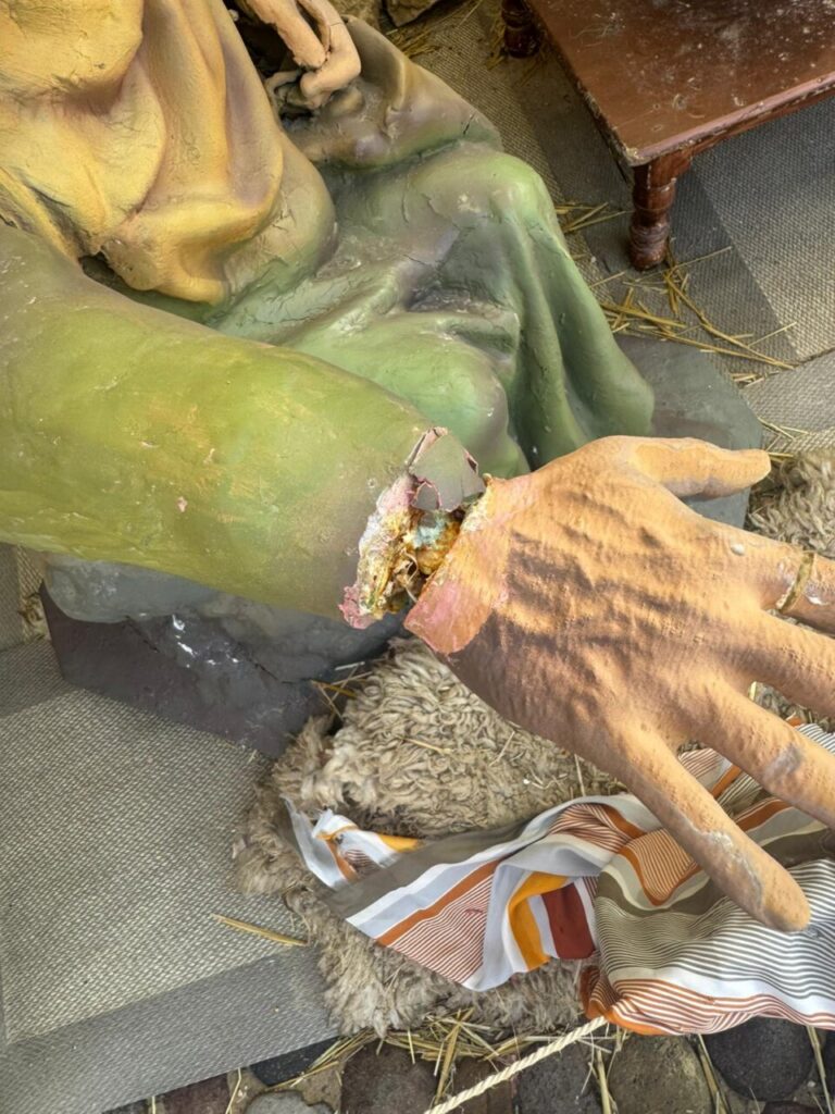 Mano dañada de figura del Belén monumental en Melilla
