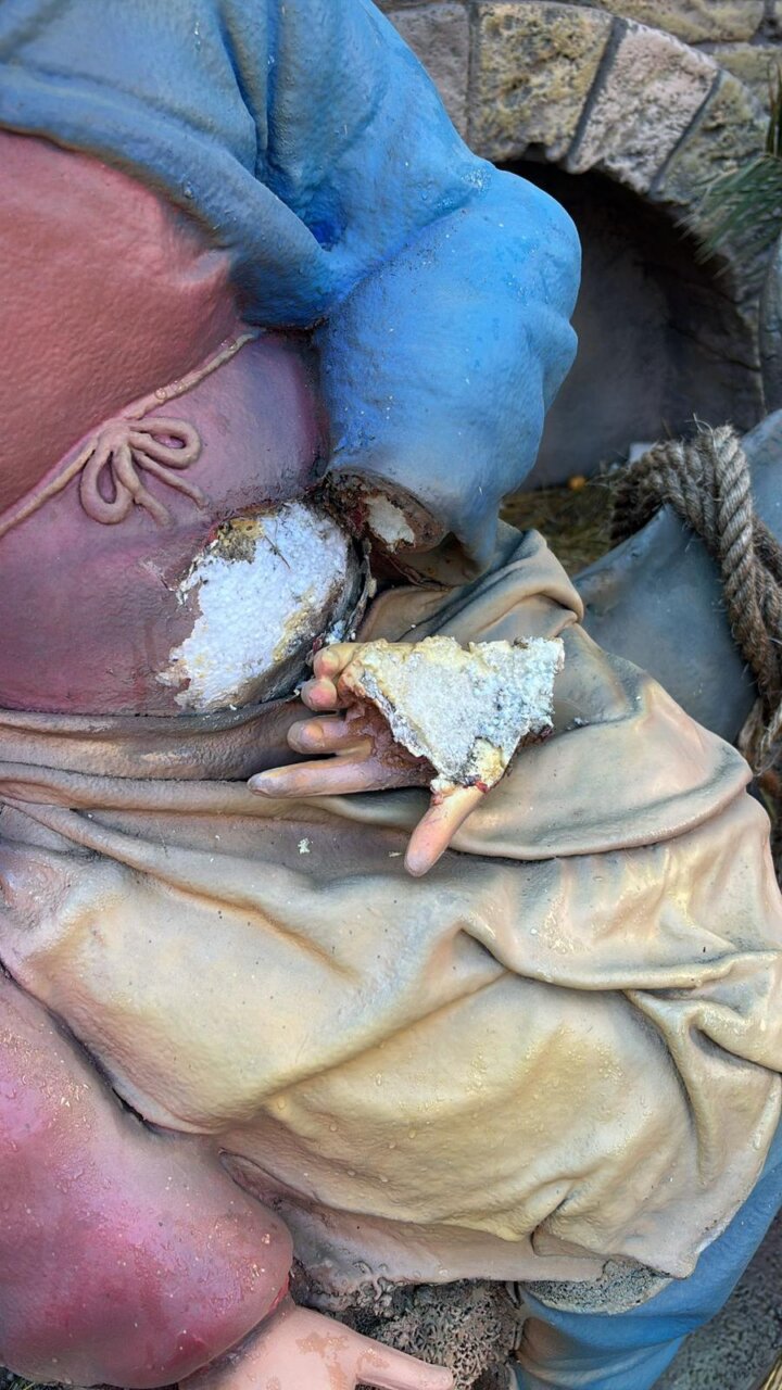 Figura del Belén monumental con daños en las manos