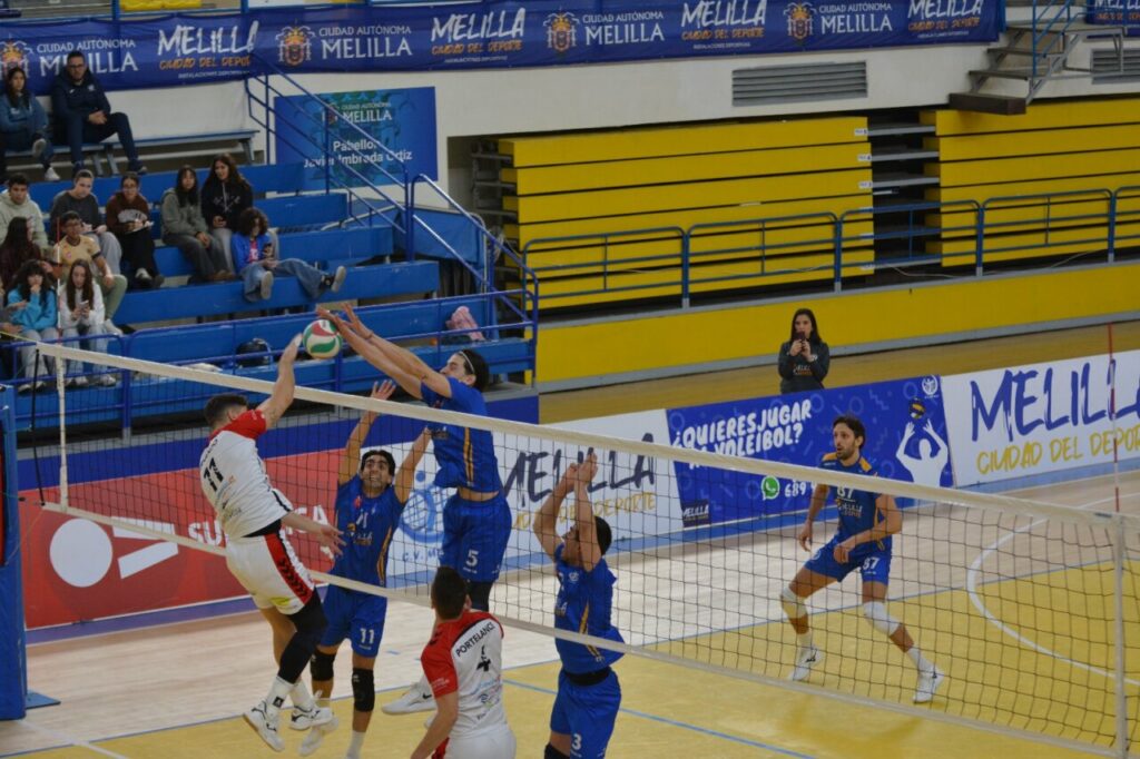 Jugadores del Club Voleibol Melilla en un partido contra San Roque