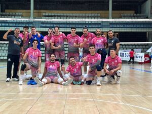 Equipo de voleibol del Club Voleibol Melilla celebrando su victoria