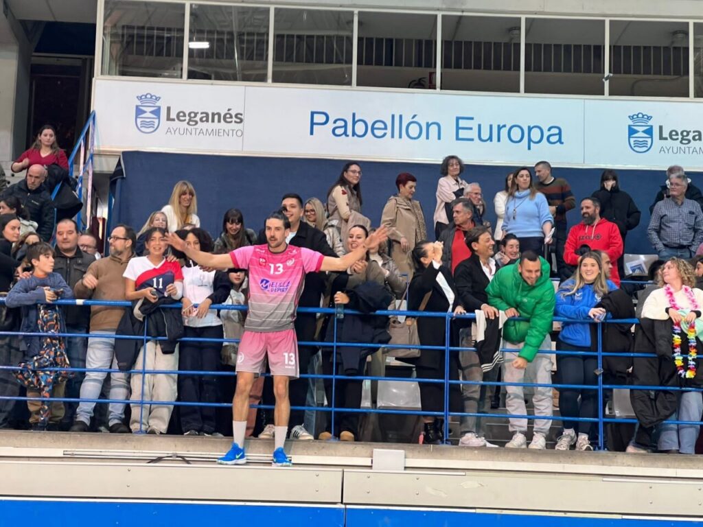 Jugadores del Club Voleibol Melilla celebrando en el Pabellón Europa