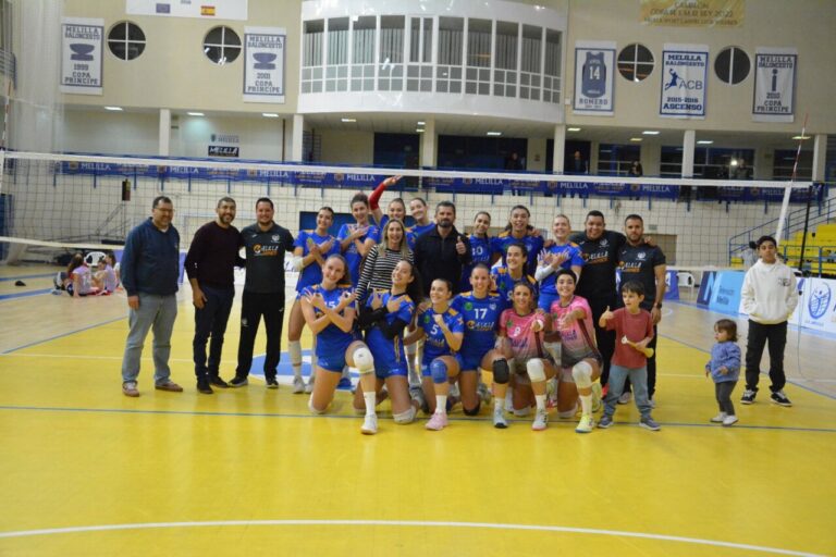 Jugadoras del Club Voleibol Melilla celebrando su victoria en el pabellón