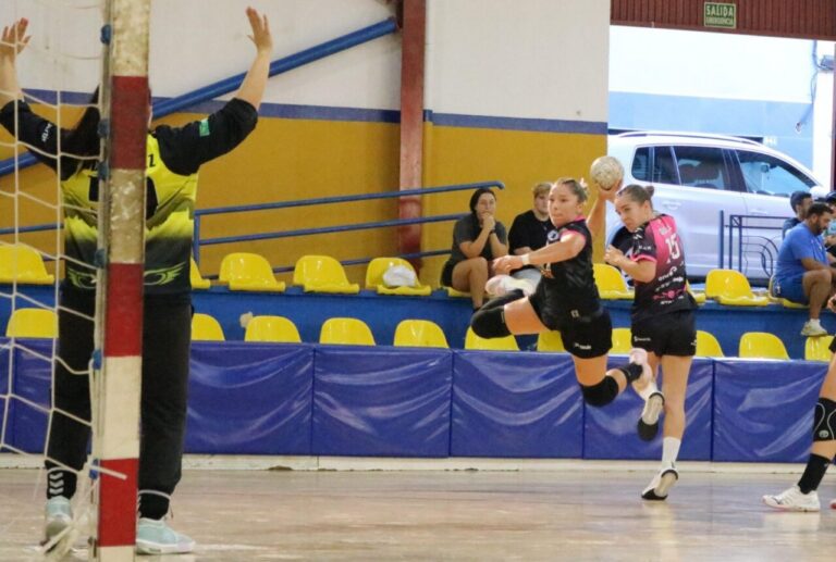 Jugadoras del Club Balonmano T-Maravilla Melilla en acción durante un partido