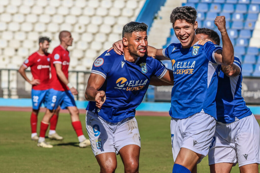 Jugadores de la U.D. Melilla celebrando un gol en el partido contra el C.D. Estepona
