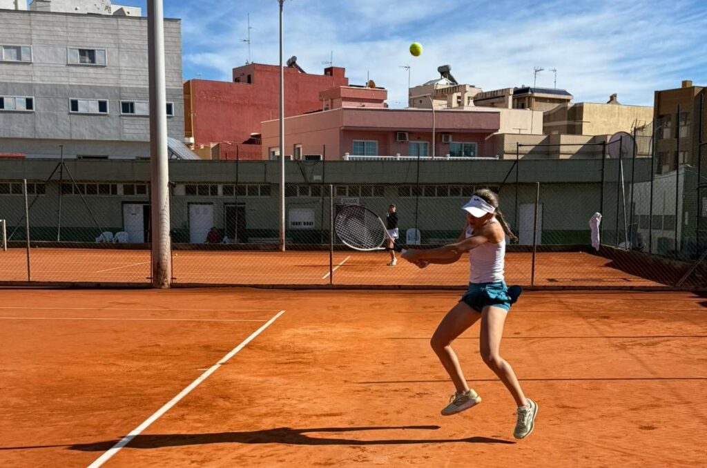 Jugadora de tenis en acción durante el Torneo Internacional de Melilla