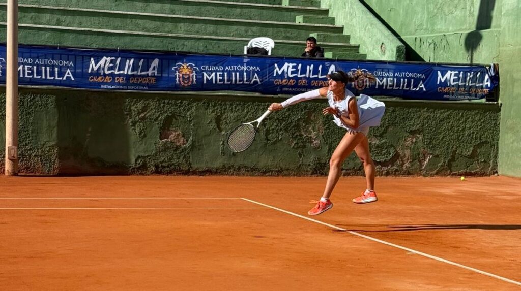 Jugadora de tenis en acción durante el Torneo Internacional de Melilla