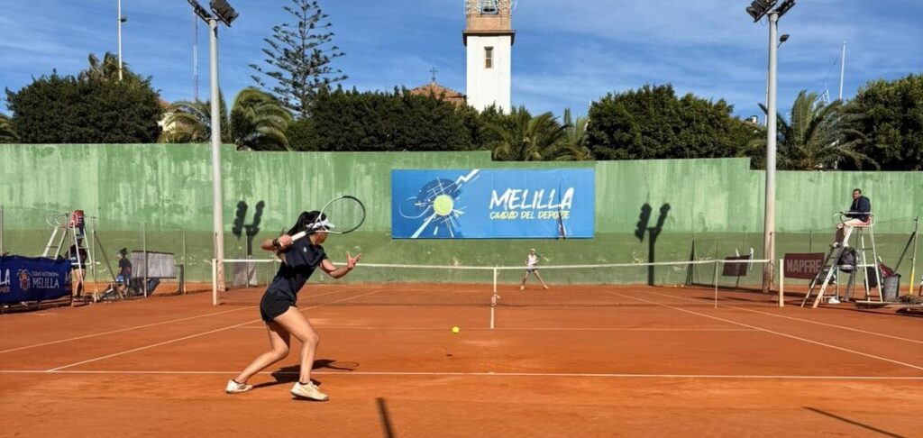 Jugadora de tenis en acción durante el torneo en Melilla