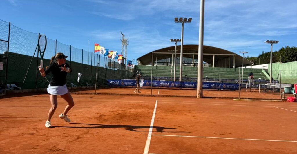 Jugadora de tenis en acción durante el Torneo Internacional de Tenis Ciudad de Melilla