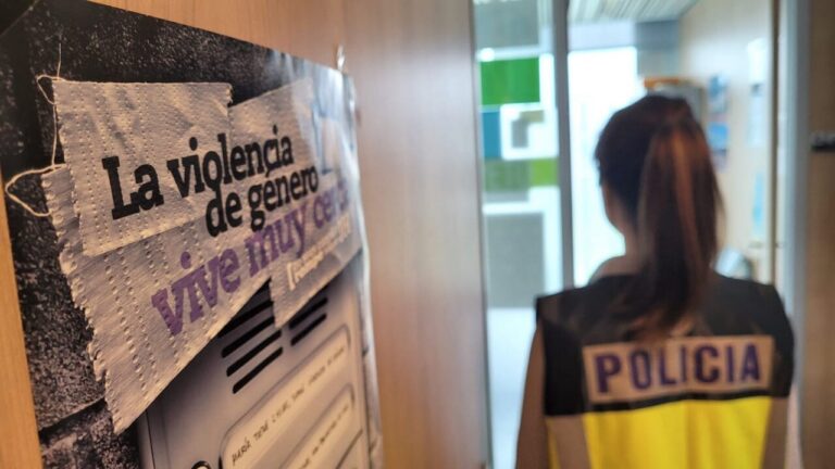 Cartel sobre violencia de género en una oficina de policía en Melilla