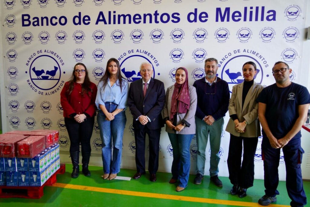 Grupo de personas en la nueva sede del Banco de Alimentos de Melilla