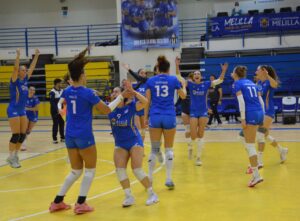 Jugadoras del Club Voleibol Melilla celebrando una victoria en el partido