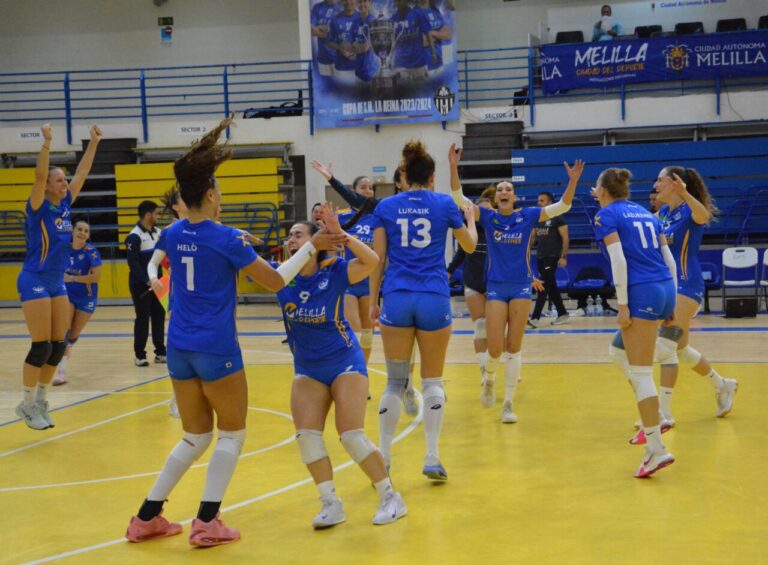 Jugadoras del Club Voleibol Melilla celebrando una victoria en el partido