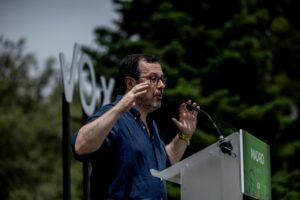 Portavoz de Vox hablando sobre políticas en un evento público