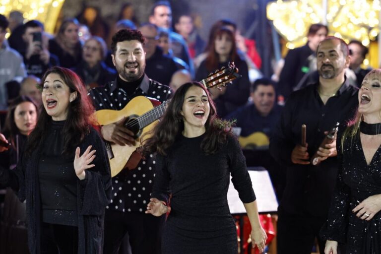 Actuación de zambomba flamenca con artistas y público disfrutando.