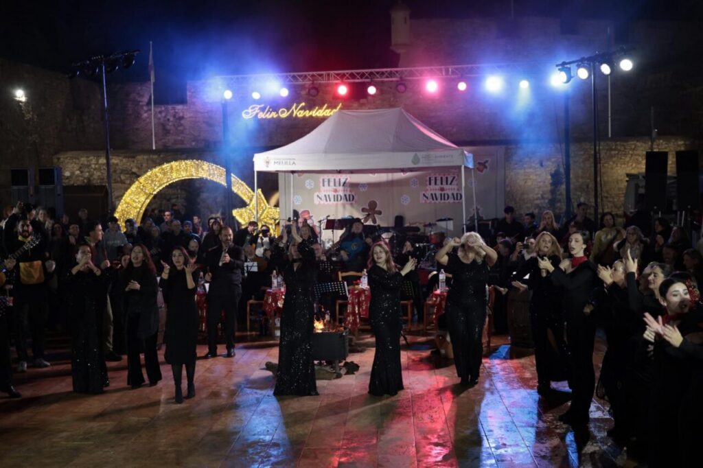 Actuación de la Zambomba Flamenca en la Plaza de las Culturas