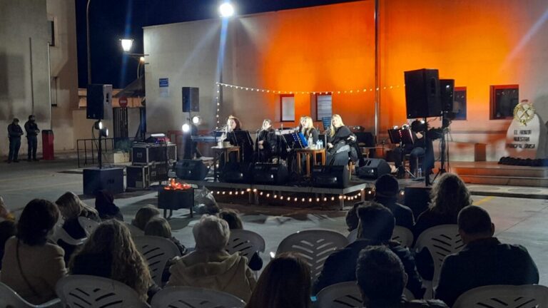 Concierto de zambomba flamenca en la Comandancia de la Guardia Civil