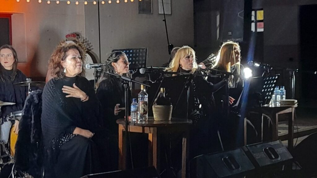 Grupo musical Son D'Aquí durante un concierto de zambomba flamenca