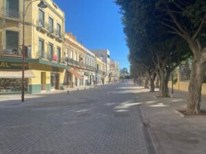 Vista de una calle en Melilla con árboles y edificios