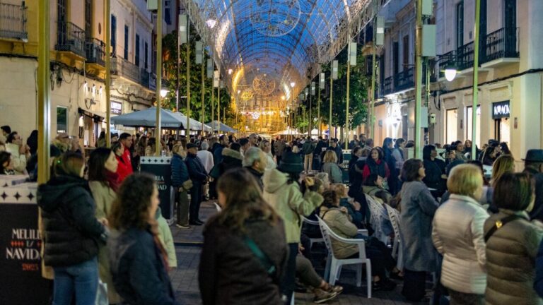 Multitud disfrutando de actividades navideñas en el centro de Melilla