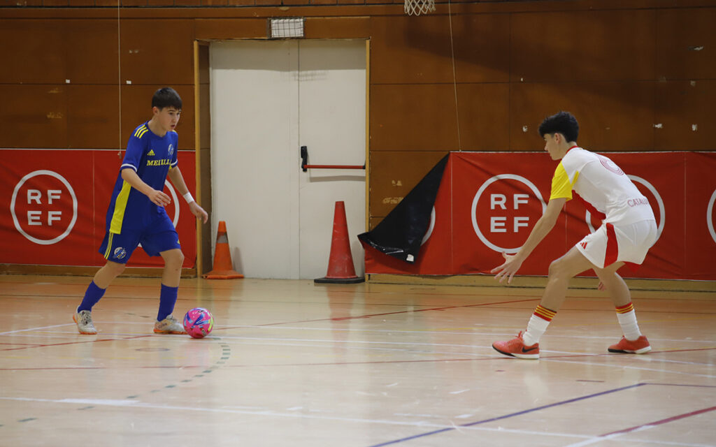 Jugador de Melilla en partido de fútbol sala contra Cataluña