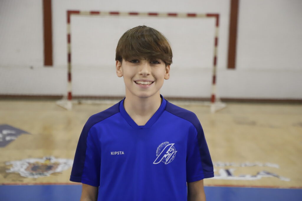 Joven jugador de fútbol sala de Melilla sonriente en la cancha