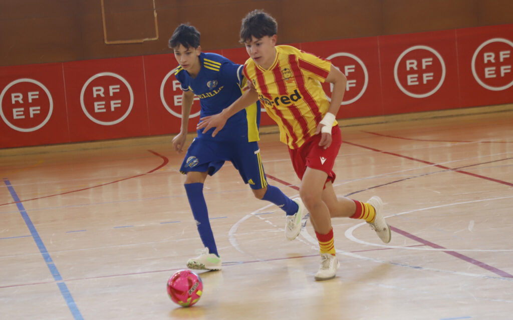 Jugadores de fútbol sala en acción durante un partido en Melilla