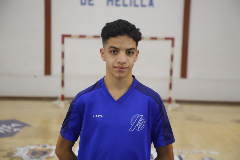 Jugador de fútbol sala de Melilla en uniforme azul