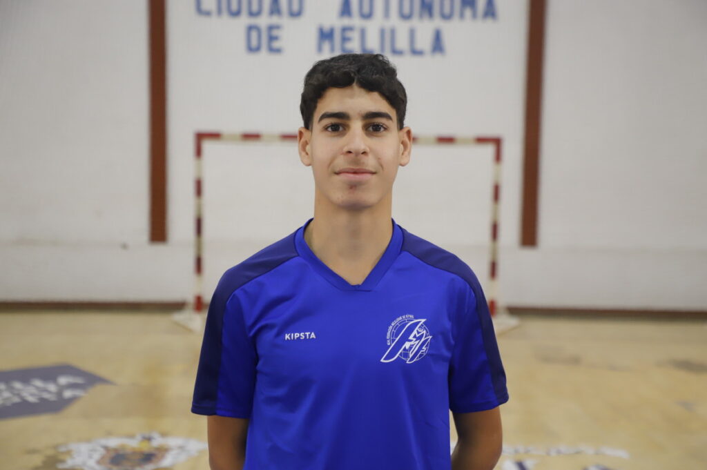 Jugador de fútbol sala de Melilla en uniforme azul en el pabellón
