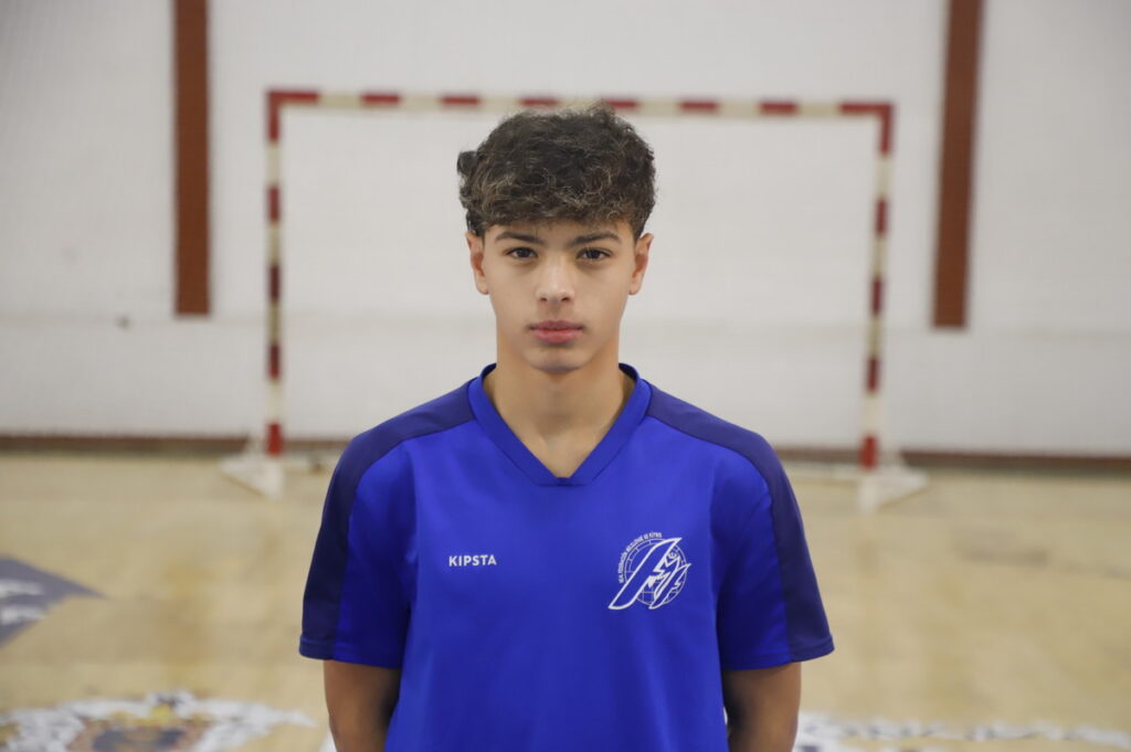 Jugador de fútbol sala de Melilla en uniforme azul en un pabellón deportivo