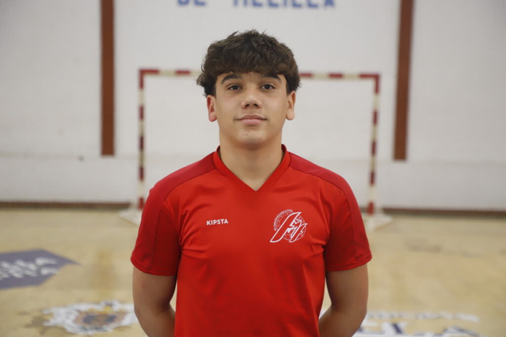 Jugador de fútbol sala de Melilla en camiseta roja en el pabellón