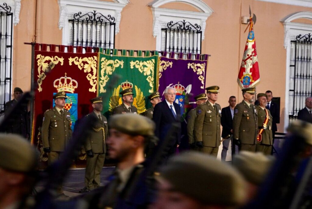 Ceremonia de arriado de bandera en la Comandancia General de Melilla