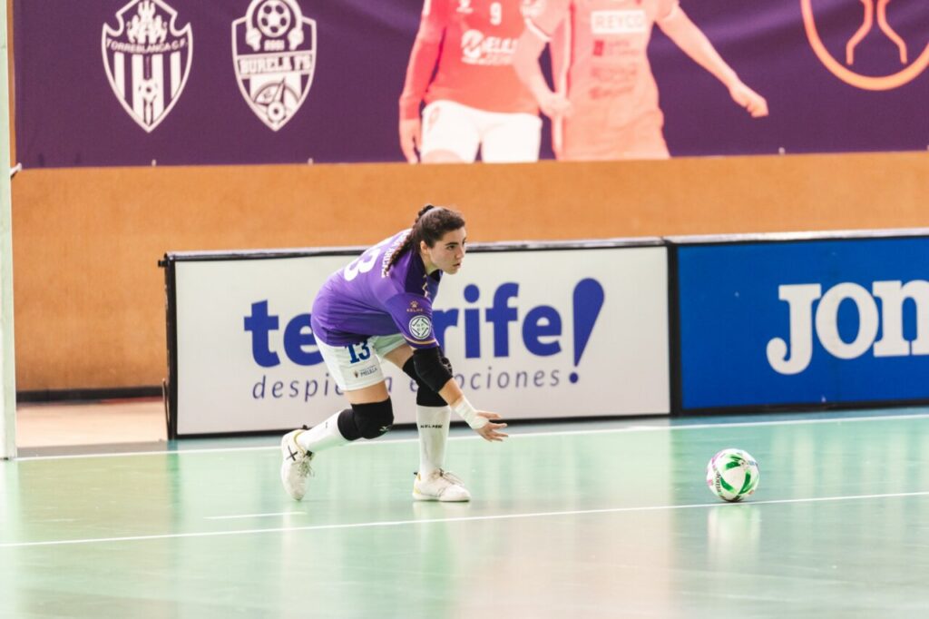 Jugadora del Melilla Torreblanca en acción durante el partido de fútbol sala.