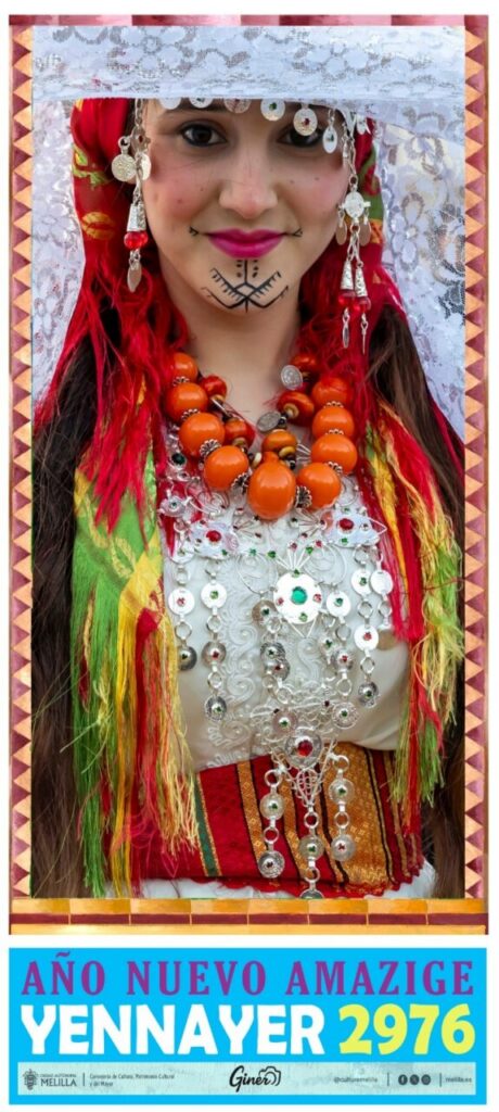 Mujer vestida con trajes tradicionales amazigh durante el Año Nuevo Amazigh.