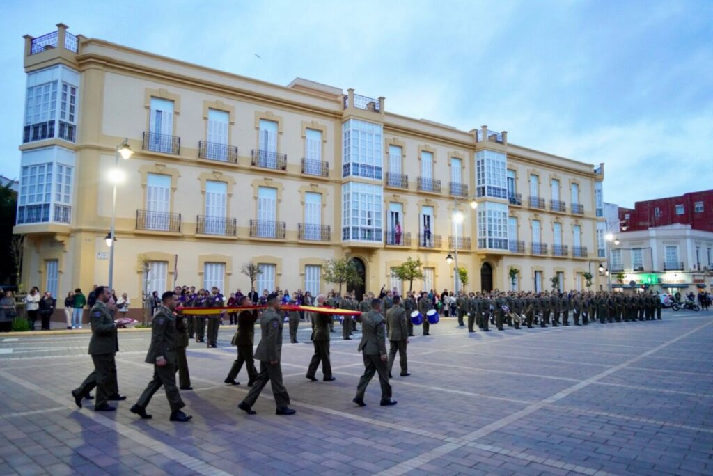Ceremonia de arriado de bandera en la Comandancia General de Melilla